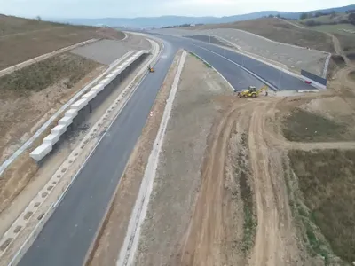 Lucrările se desfășoară într-un ritm alert pe bucățica de 13 kilometri, Sibiu - Boița, a Autostrăzii A1 Sibiu - Pitești. / Foto: captură video