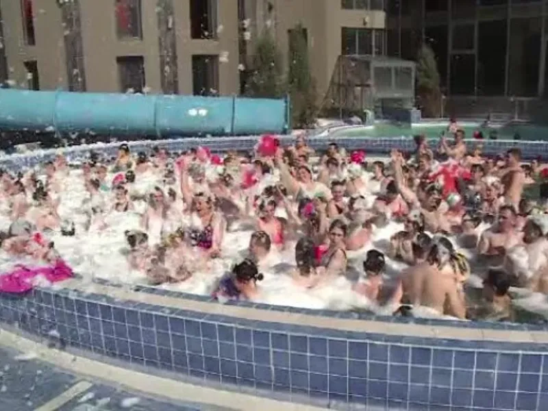 Peste 1.000 de turiști la Băile Felix. S-au înghesuit în piscinele cu apă termală. Captură Știrile Pro Tv