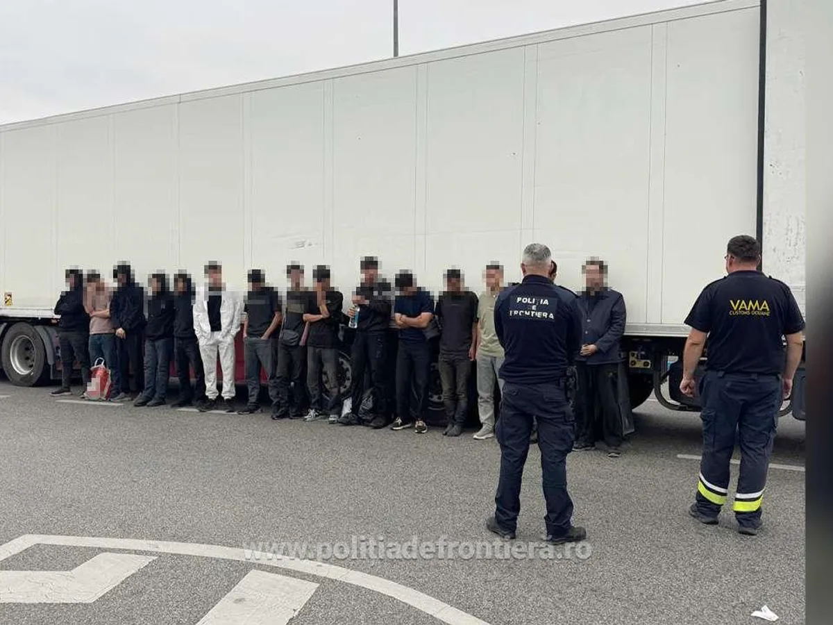 Ascunși printre șervețele și apă într-un TIR. Așa încercau să intre în România mai mulți străini. Unde mergeau