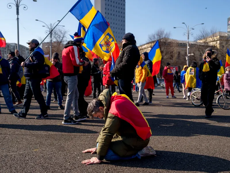 Protest pro-Călin Georgescu în Capitală. Manifestanții s-au îmbrâncit cu jandarmii. Au folosit gaze