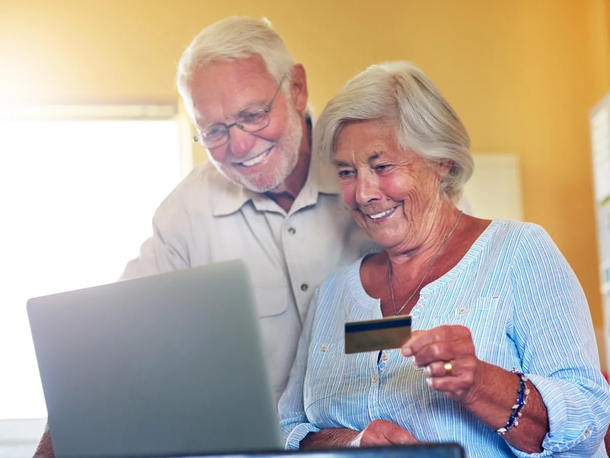 Pensionari la pensie cu cardul - Foto: Freepik