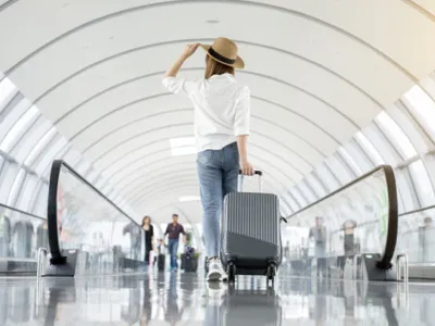 Începând de azi, intră în vigoare noi reguli pe aeroporturile din București. Ce se schimbă pentru bagajul de mână