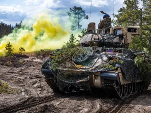 Momentul în care un M2 Bradley nimicește o grupare de trupe rusești ce se pregăteau de asalt - Foto: Profimedia images - Caracter ilustrativ