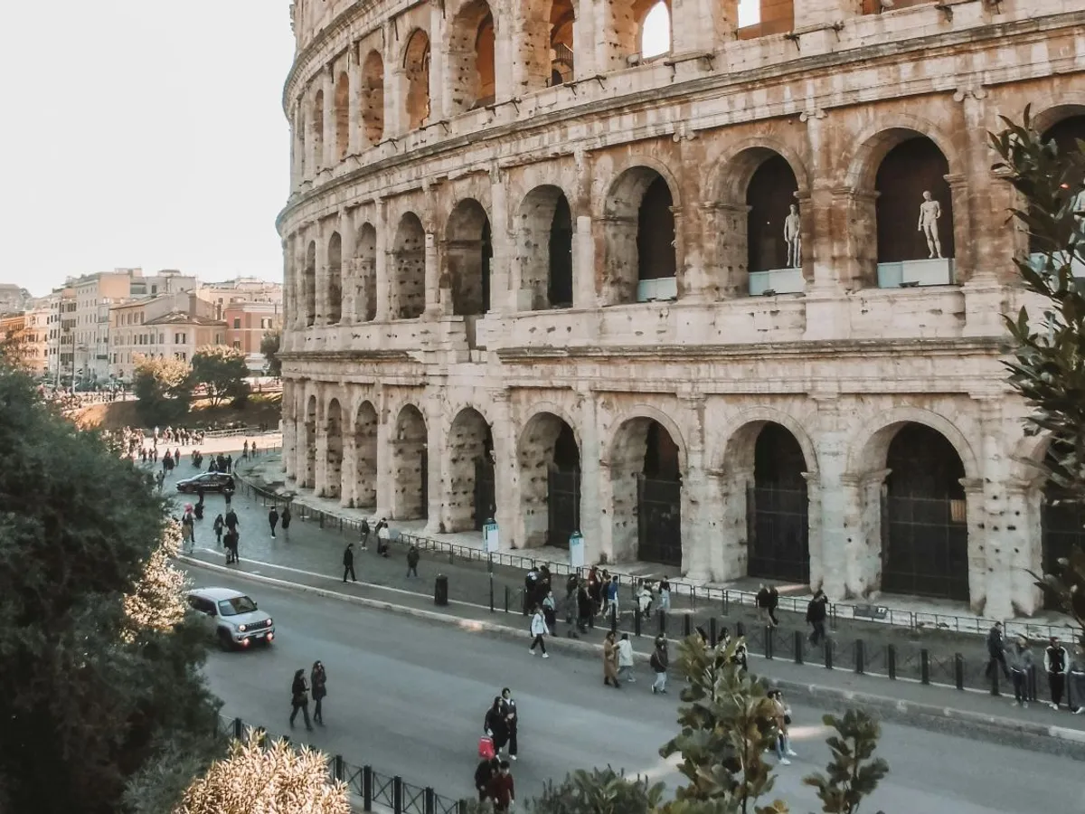 Colosseumul din Roma. În stânga, în plan îndepărtat, se văd clădirile de locuit vechi din capitala Italiei - Foto: Pexels/Gonzalo Mendiola