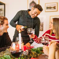 Ce vin bei la masa de Crăciun: alb, roșu, sec sau dulce? Ce se potrivește cu sarmalele si friptura? - Foto: freepik.com (rol ilustrativ)