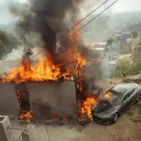 Un șofer de Tesla a vrut să încarce bateria ilegal, cu „sârme”. A ars și mașina, și casa - Foto: mexiconewsdaily.com