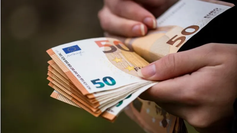 6.000 € șpagă pentru a scăpa de muncă în folosul comunității - Foto: Freepik.com (rol ilustrativ)