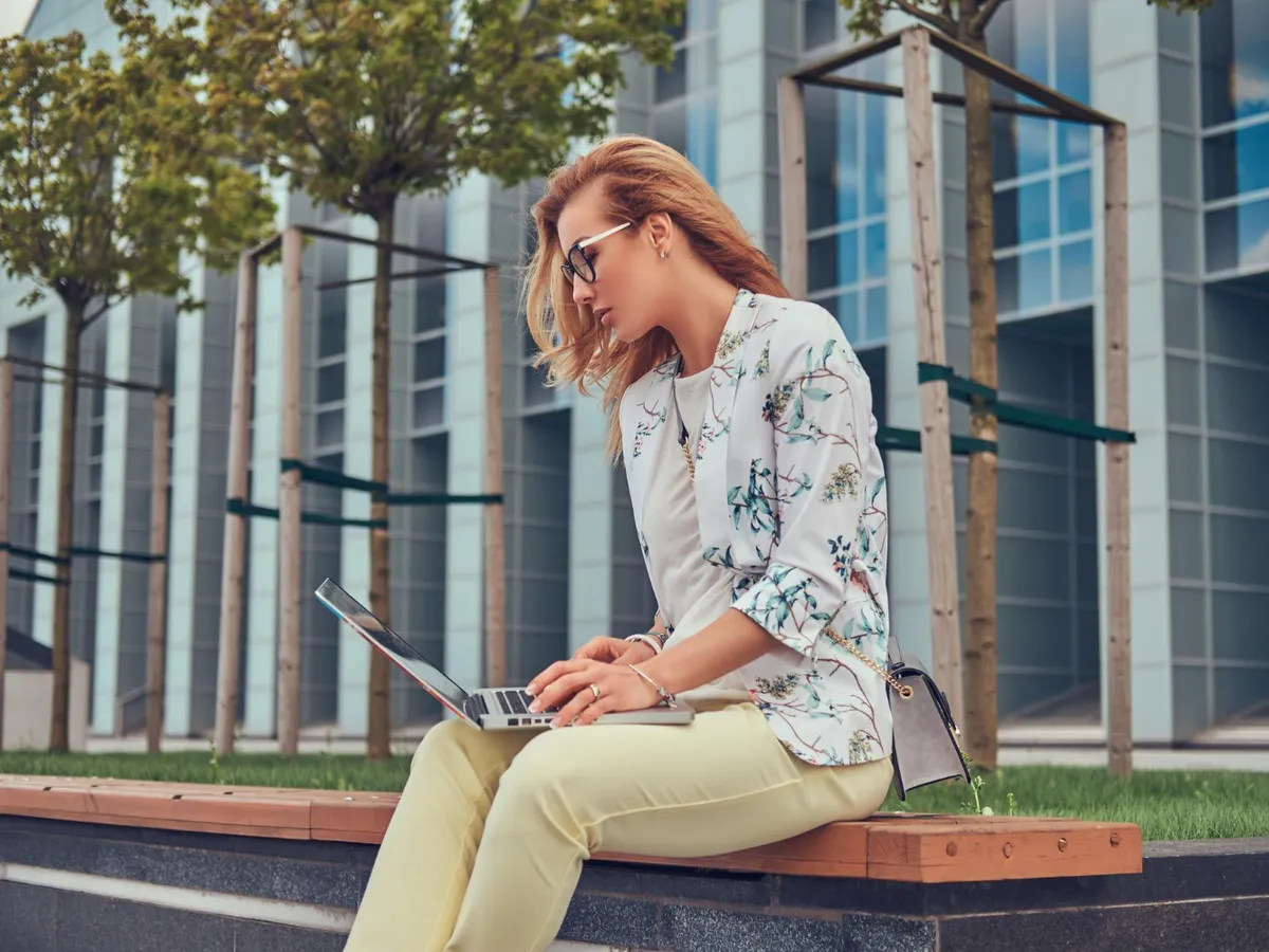 Femeie la muncă - Foto: Freepik