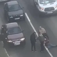 Imagini șocante! Un bărbat a căzut pe mijlocul unui bulevard, șoferii îl ocolesc cu grijă. - Foto: captură video