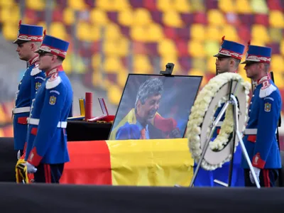 Sute de persoane au participat la Biserica Sfântul Elefterie la slujba de înmormântare a lui Mircea Lucescu - Foto: Profimedia Images