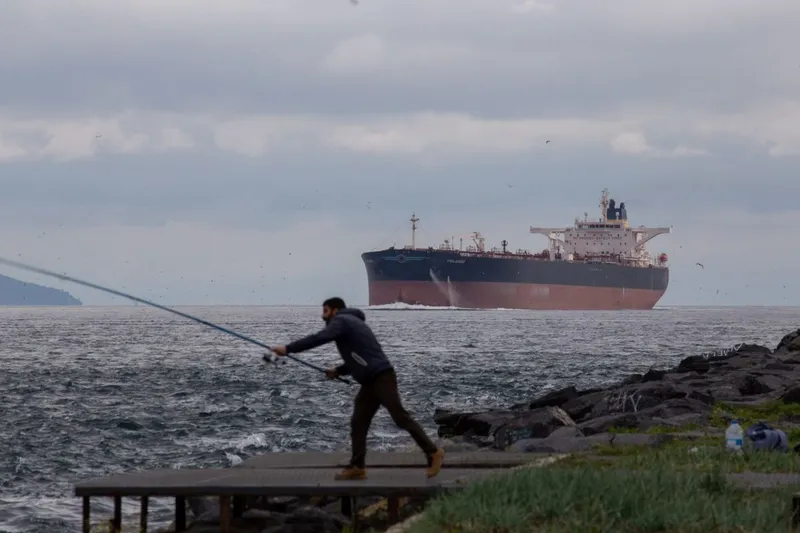 Tanc petrolier trec&acirc;nd prin Str&acirc;mtoarea Bosfor - Foto: Profimedia Images (Imagine cu caracter ilustrativ)