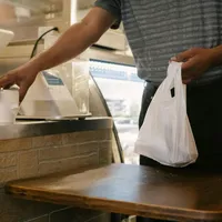 Pe ce dată se alimentează cardurile de alimente? 2,6 milioane de români mai au de primit 1000 de lei Foto: Pexels (fotografie cu caracter ilustrativ)