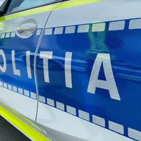O femeie s-a ales cu dosar penal după ce a tăiat cauciucurile a 10 maşini de poliţie. A și furat  - Foto: Istock / imagine cu rol ilustrativ