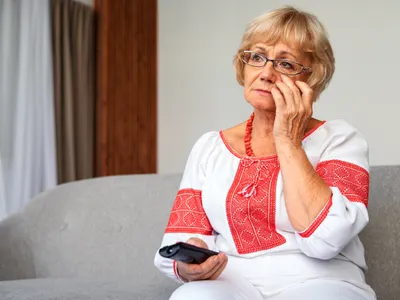 Femeie supărată la pensie - Foto: Freepik