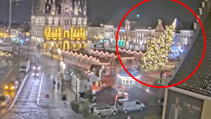 Tragedie la un Târg de Crăciun. Bradul împodobit de 20 de metri a căzut peste un grup de femei - Foto: X/ @koengodderis