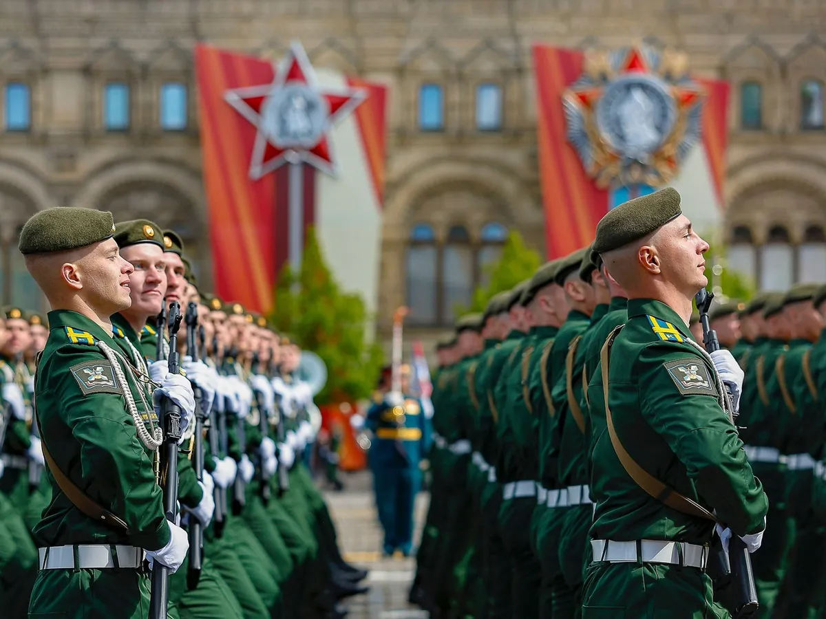 Parada Victoriei devine un spectacol pietonal. Piața Roșie fără tancuri de teama atacurilor cu drone ucrainene