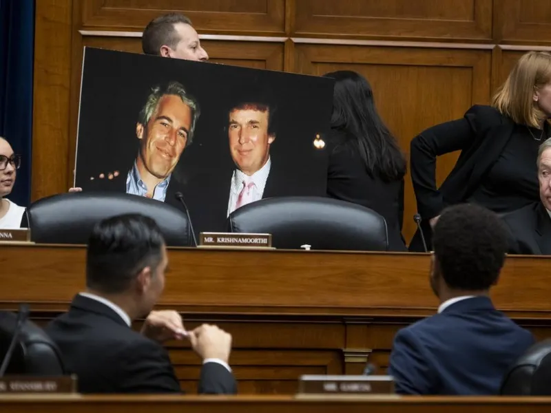 Reprezentantul Statelor Unite Jared Moskowitz (democrat din Florida) ține în mână o planșă foto cu o fotografie a lui Jeffrey Epstein şi Donald Trump, de când erau prieteni apropiaţi - Foto: Profimedia Images