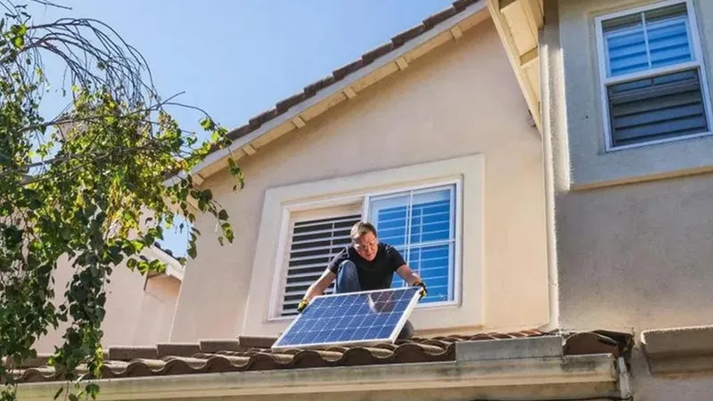 Cât costă să-ți pui panouri fotovoltaice fără bani de la stat? Bateria e scumpă, o poți monta după - Foto: Pexels/Kindel Media - Imagine cu rol ilustrativ