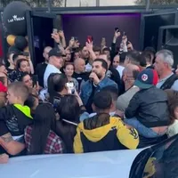 Doi soți s-au luat la bătaie la un recital Tzancă Uraganu ținut ad-hoc în fața unui cazino Foto: Facebook