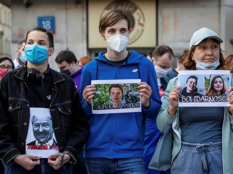 Protestatari din Polonia cerând eliberarea lui Roman Protasevici. Foto Getty Images