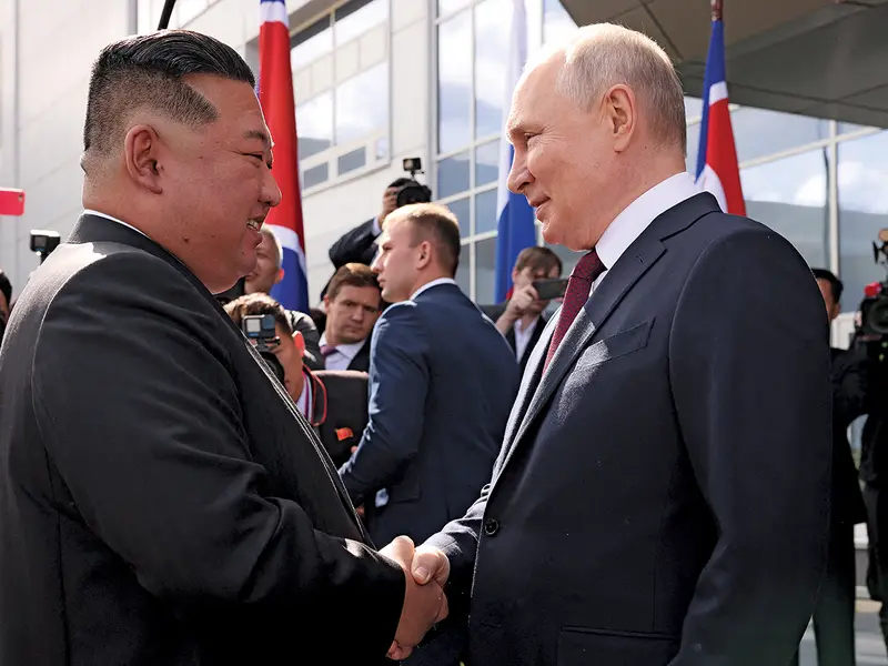 FRAȚI DE ARME Kim Jong Un a devenit mai apropiat de Vladimir Putin de la începutul războiului din Ucraina. Se spune că această relație înfloritoare l-a încurajat pe liderul nord-coreean.