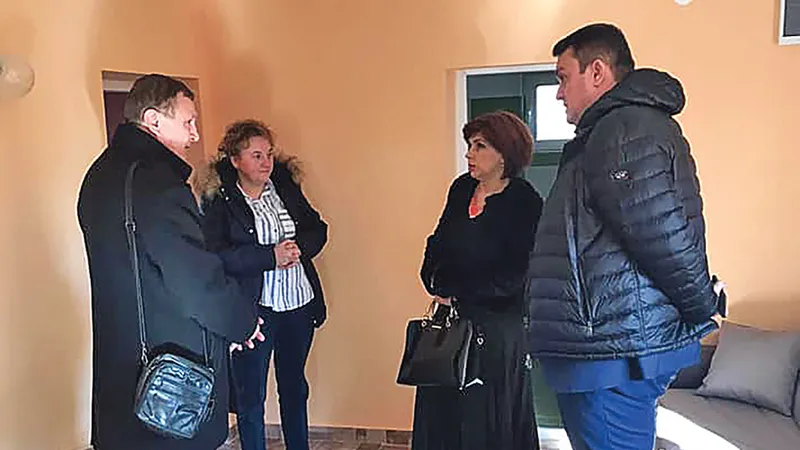 Șefa ANES (în negru), în vizită într-una din cele 42 de locuințe protejate, disponibile din martie