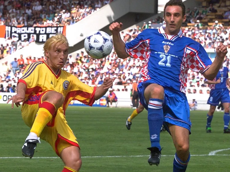 Dan Petrescu, în duel cu Krunoslav Jurcic, la Cupa Mondială din 1998. / Foto: Profimedia