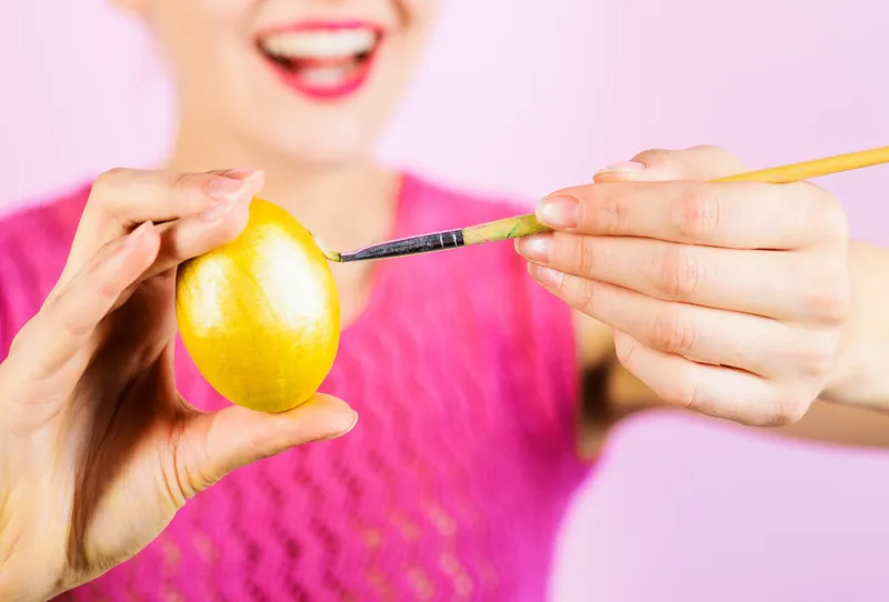 Persoană care vopsește ouăle - Foto: Freepik (Imagine cu rol ilustrativ)