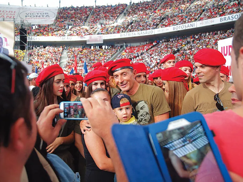 CULT Radu Mazăre și-a construit la Constanța un soi de sectă al cărei lider era: sportiv, cheguevarist, bogat. Aici, la lansarea candidaturii lui Victor Ponta la prezidențiale, în 2014, pe Arena Națională - Foto: INQUAM PHOTOS/ Adriana Neagoe