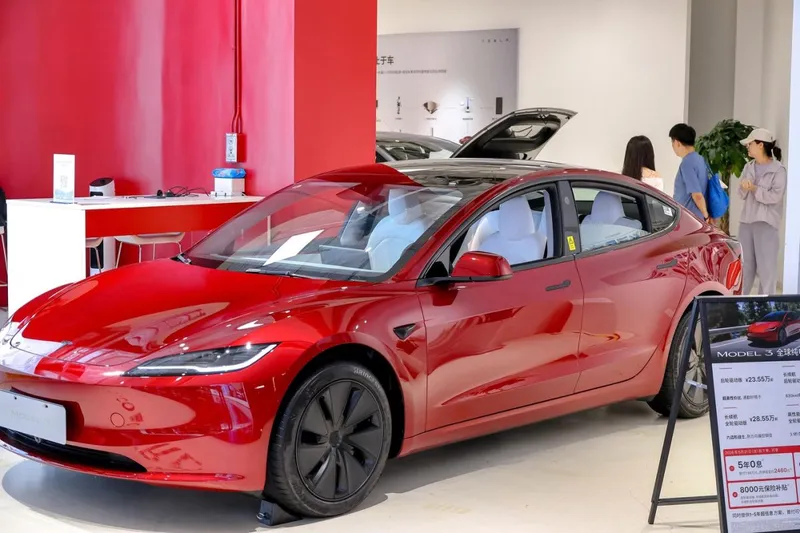Tesla Model 3, expus &icirc;ntr-un mall din Shanghai - Foto: Profimedia Images