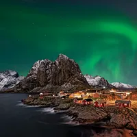 SPECTACOL DE LUMINI   Aurora Boreală văzută deasupra Hamnoy, în Insulele Lofoten, Norvegia. Oamenii de știință spun că în anul 2024 se va putea zări cea mai puternică auroră boreală din ultimii 20 de ani.