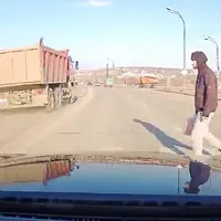 Un șofer a avut zile. O basculantă nu reușește să oprească la zebră, evită pe contrasens. / Foto: captură video