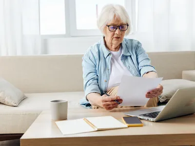 Pensionară cu documente Foto: Freepik (rol ilustrativ)