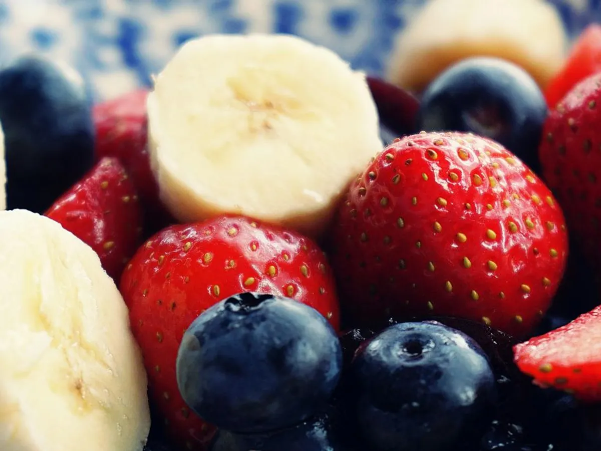 Fructe diferite. Fragi şi banane tăiate - Foto: Pexels/Suzy Hazelwood