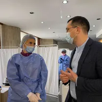 Vlad Voiculescu, ministrul Sănătății, într-o vizită într-un centru de vaccinare. Sursă imagine: Facebook