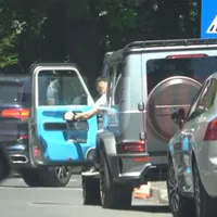 Fiul lui Rădoi, „șeic” la volan. Parchează tancul de 450.000 € în intersecție, merge pe șine - Foto: captură video