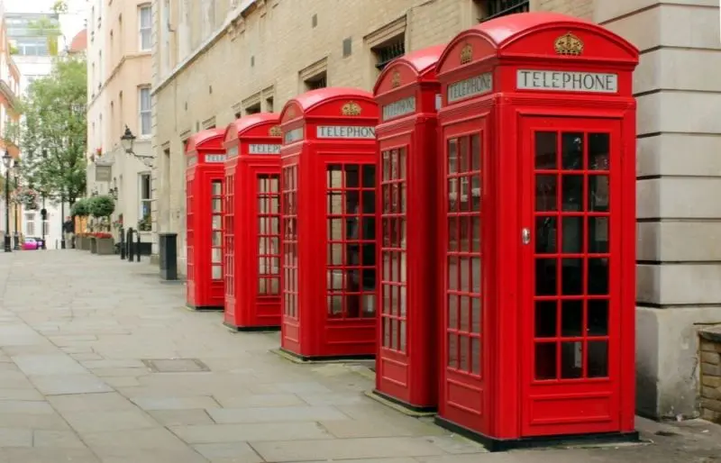 Celebre cabine telefonice roșii din Londra, transformate în defibriilatoare pe stradă. Foto: Wikipedia Commons