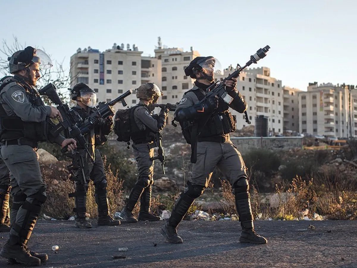 Militarii ripostează cu gaze lacrimogene și gloanțe de cauciuc. Aici, fotografii din timpul unui protest desfășurat în decembrie 2017, lângă un punct de control israelian din Ramallah, West Bank