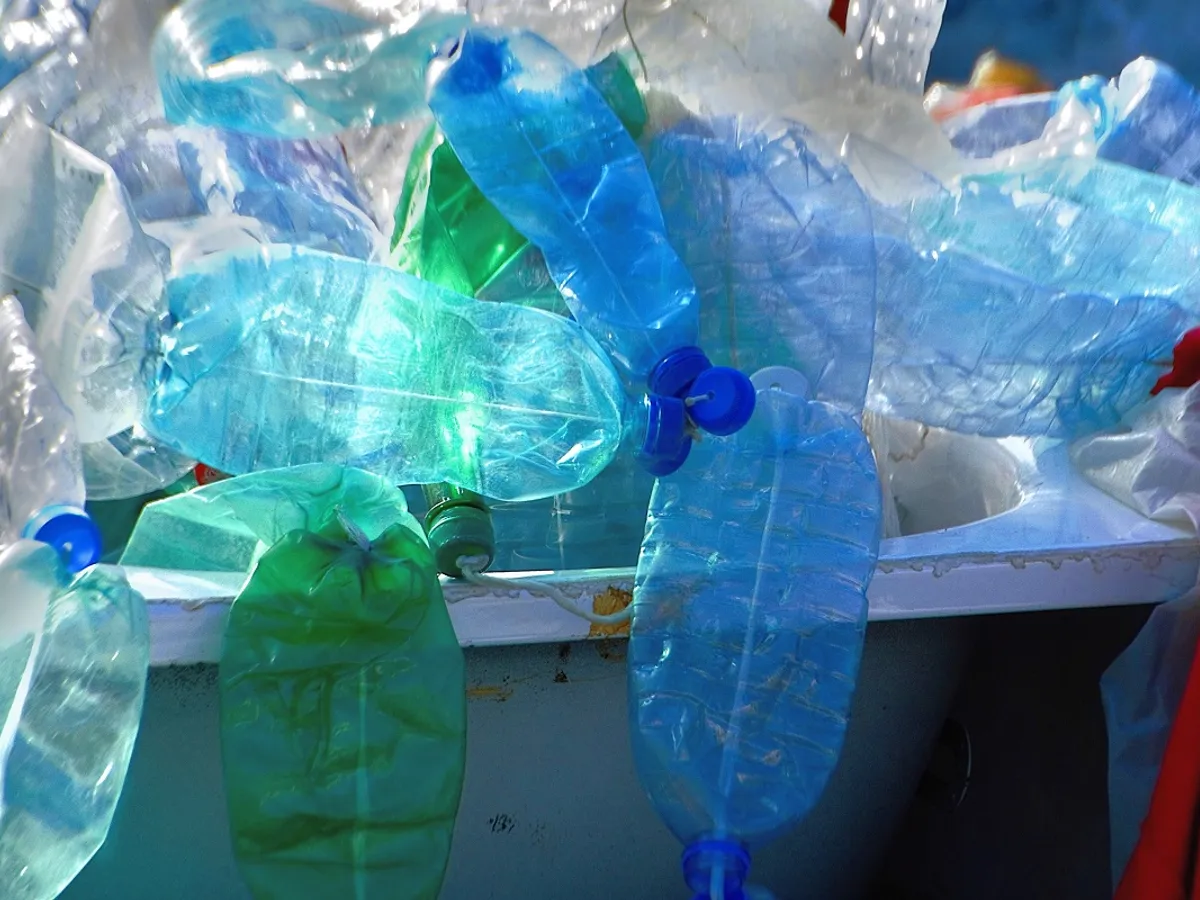 Invenție revoluționară. Un reactor transformă deșeurile din plastic în hidrogen gazos. Fără emisii de carbon