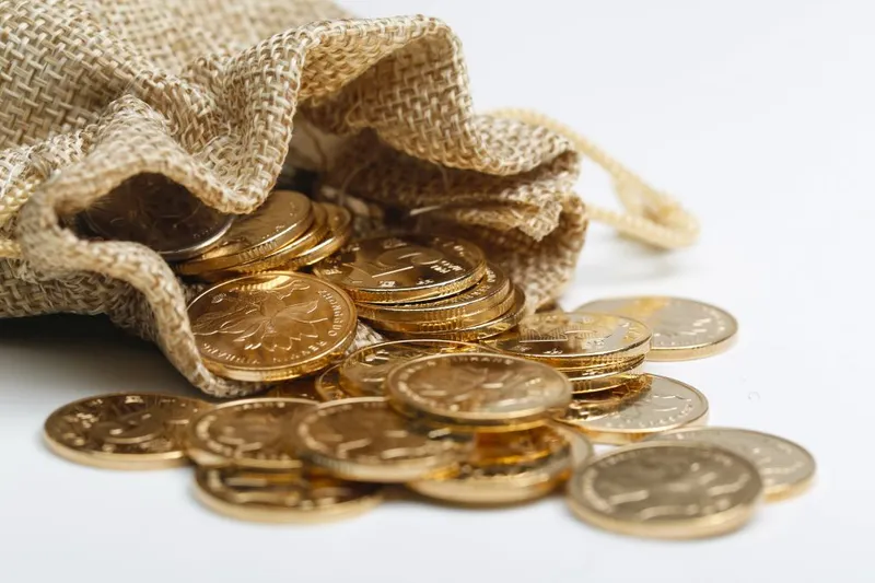 Monede de aur RMB (renminbi chinezeşti), într-un sac de pânză - Foto: Freepik/xb100