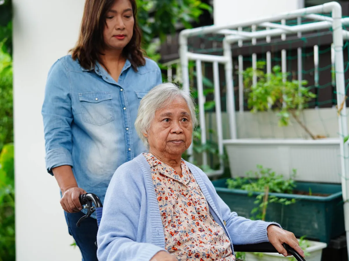 Pensionar făcând activități la pensie - Foto: Freepik