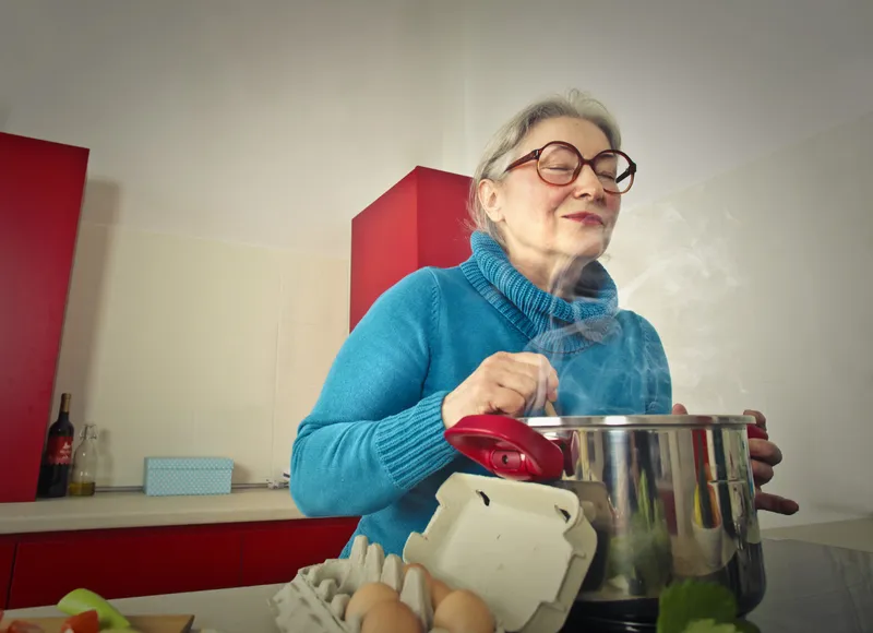 Femeie care gătește - Foto: Freepik (Imagine cu rol ilustrativ)