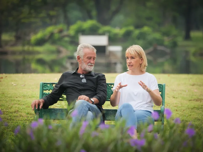 Pensionari aflați la pensie stau în parc - Foto: Freepik