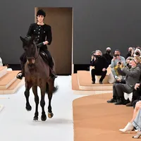 Charlotte Casiraghi, călare la prezentarea noii colecții haute-couture Chanel. / Foto: hellomagazine.com