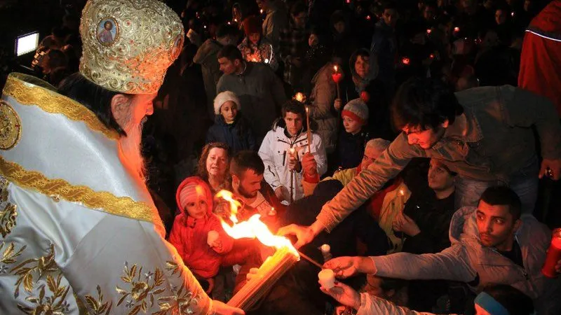Premierul, despre slujba de Înviere: Mască, distanțare socială și dezinfectant. Sursa: Facebook Arhiepiscopia Tomisului