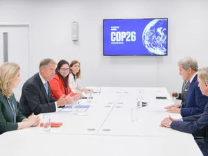 Klaus Iohannis a purtat discuții la #COP26 cu John Kerry, Reprezentantul Special al Președintelui Statelor Unite ale Americii pentru Climă  Foto: Presidency.ro