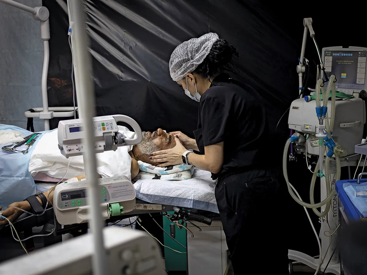 COSTUL UMAN O asistentă medicală rusă îl consolează pe un soldat, cu numele de cod Ara