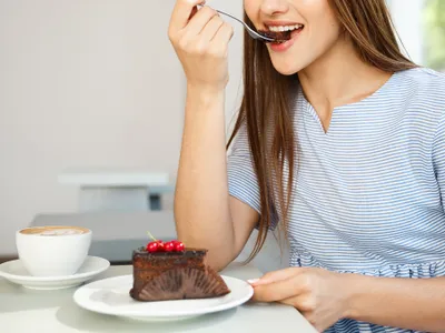 O fată de 17 ani a murit după ce a mâncat o prăjitură. Cine a ucis-o? „Pentru cea mai frumoasă fată” - Foto: freepik (rol ilustrativ)