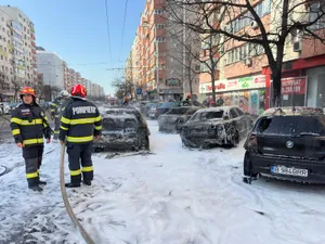 Mașini în flăcări, în București. Pompierii intervin în acest moment. Traficul este blocat - Foto: ISU B-IF