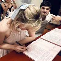 Cine e actorul care a pierdut 150.000€ la păcănele? Cine e femeia cu 15 ani mai tânără ce l-a salvat - Foto: FB